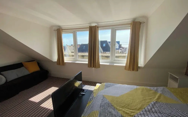Pet Friendly, Top Floor Apt w/ Sea View, Sleeps 5