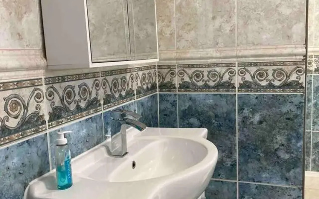7 Person Home Flat W/parking - Near Swansea Centre