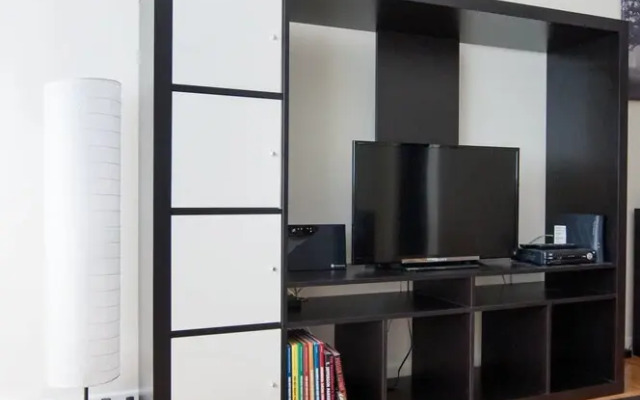 Slick 1BR Right Downtown by Namastay