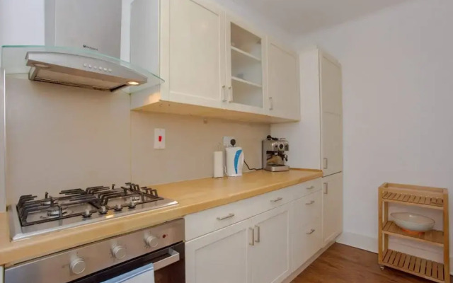 Contemporary 2 Bedroom Flat in Bayswater