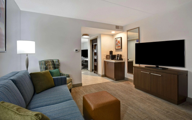 Hilton Garden Inn Detroit Metro Airport