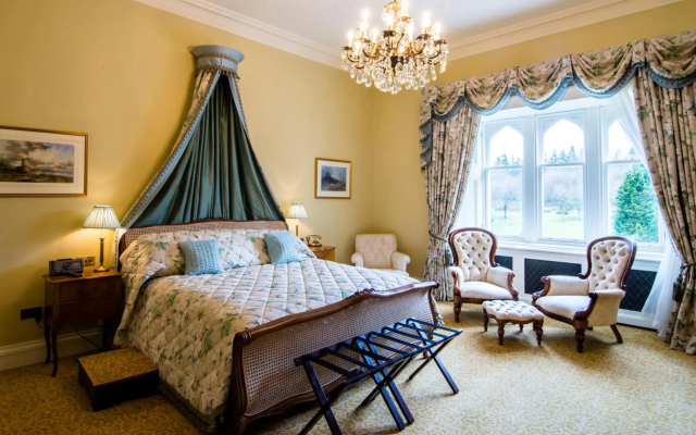 Crossbasket Castle Hotel & Restaurant