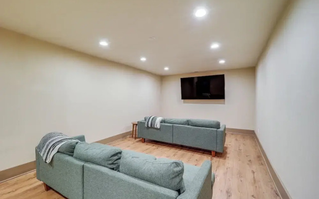 2 Mi to Beech Mtn Resort! 8,000-sq-ft Luxe Escape