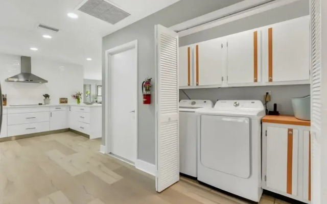 Watersedge - Private & Sanitized, Self Check-in. Perfect for Social Distancing & Working From Home. Private Pool, Pet Friendly. Super-host Support