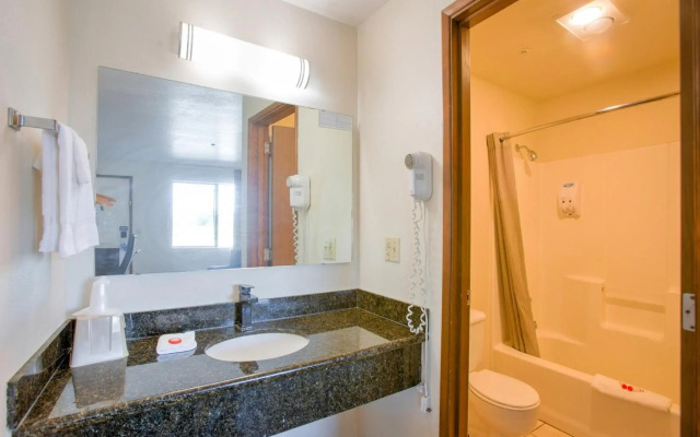 OYO Woodland Hotel and Suites