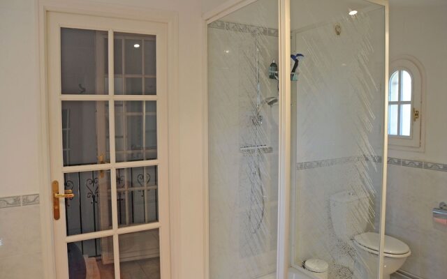 Child-friendly Holiday Home in Esparron-de-verdon