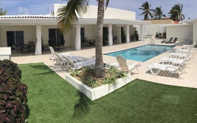 Palm Beach Stunning Villa 13-beds 10-baths -26ppl