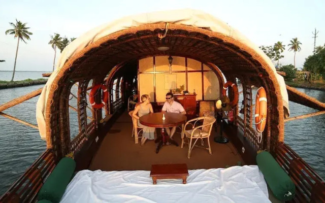 Spice Coast Cruises CGH Earth-Houseboat