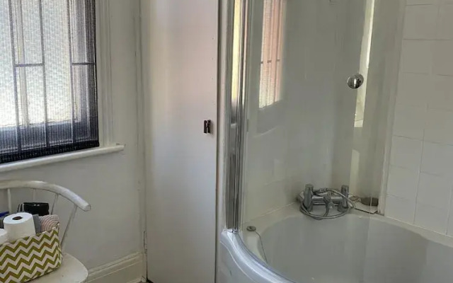 Stunning 2-bed Apartment Above Schooners Bar