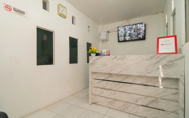 RedDoorz Syariah near Universitas Putra Indonesia Padang