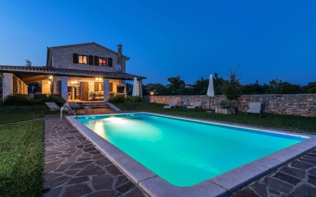 Spacious Villa in Tinjan With Pool