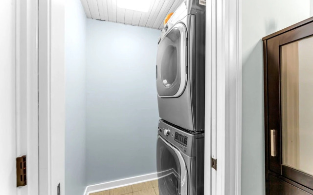 The Elm St Suite - Downtown Condo