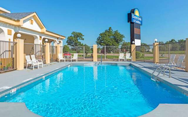 Days Inn & Suites by Wyndham Osceola AR