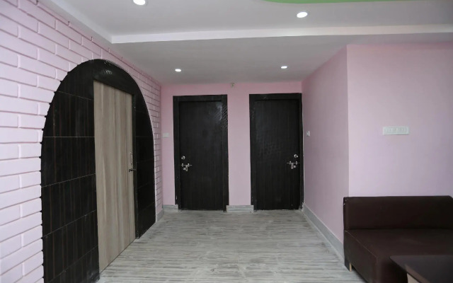 OYO 22566 Red Velvet Inn
