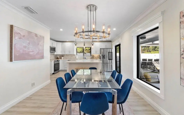 Coastal Retreat Stylish 4 BDR w/ Private Pool!