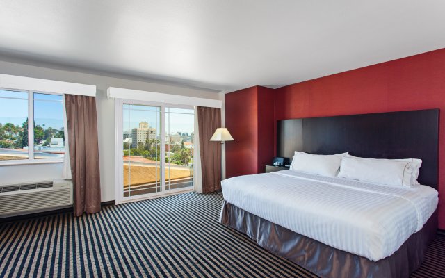 Holiday Inn Express Hotel & Suites Hollywood Walk of Fame, an IHG Hotel