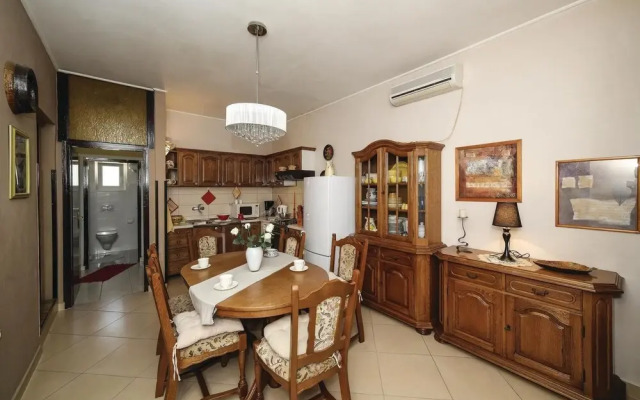 Amazing Home in Brodarica With Wifi and 3 Bedrooms