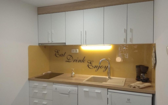 Apartment Lemar - parking and barbecue: A6 LIGHT Bol, Island Brac
