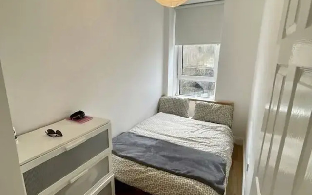 1-bed Apartment Next to Paisley Gilmour Station!