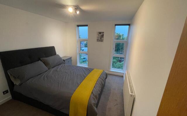 Spacious 2-Bedroom Flat Near Surbiton Station