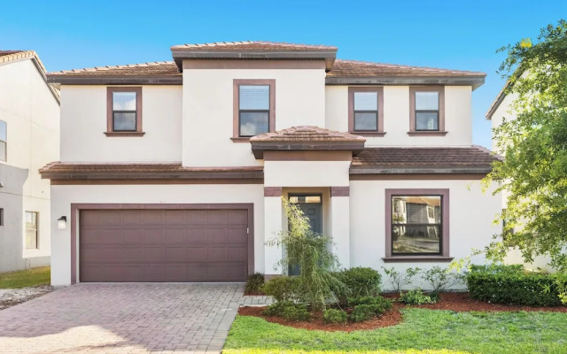 Near Disney & Legoland: Spacious Poolside Oasis!