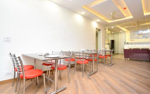 OYO 27061 Hotel Magnum