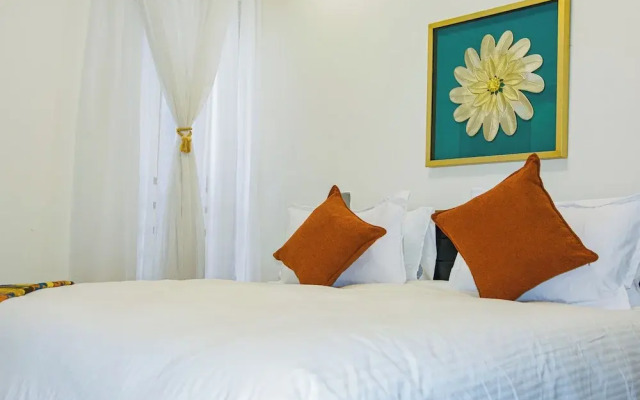 Moonlight Manor by Edmor Suites.