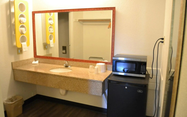 Motel 6 Oakdale, CA