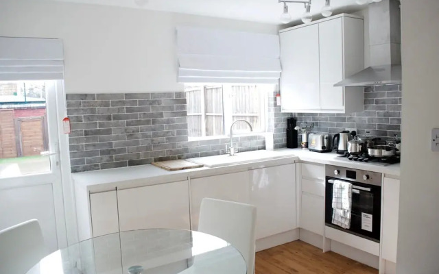 Newly Refurbished 2 Bedroom Bermondsey House