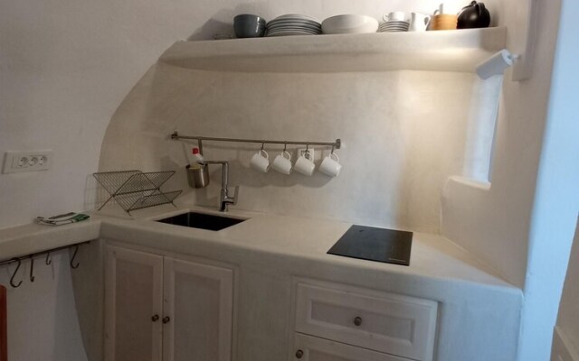 Sisyphus House in Santorini