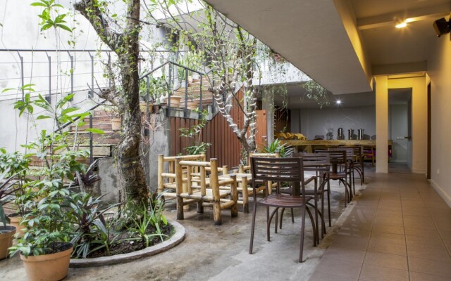 RedDoorz Plus near Asia Afrika 3