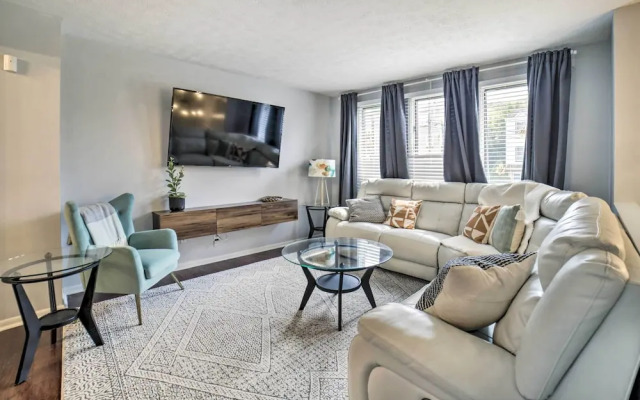 Pittsburgh Retreat w/ Deck ~ 4 Mi to Dtwn!