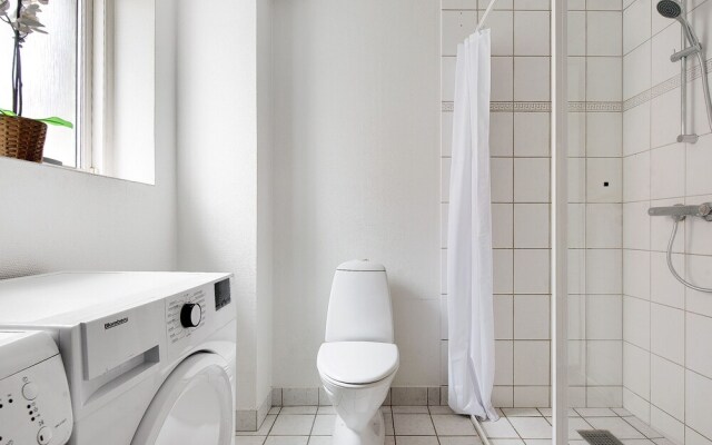 Sanders Constantin - Chic 2-bdr Apt With Balcony