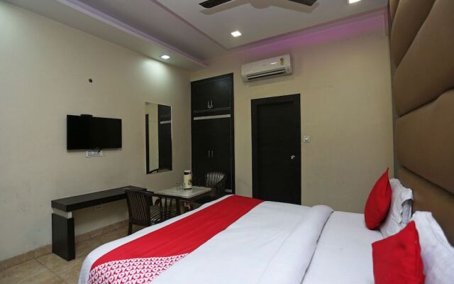 OYO 27864 Hotel Samrat