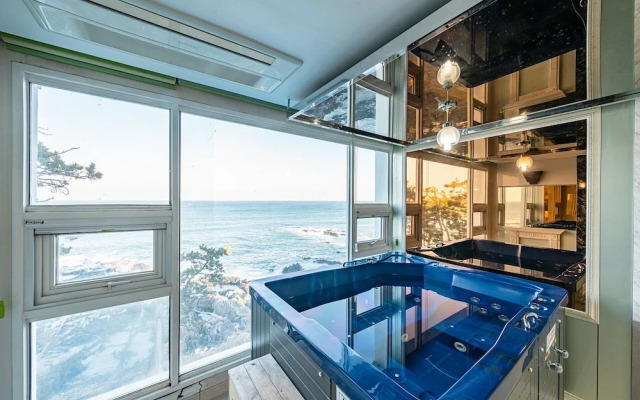 Pohang Pinewave Sea & Spa Pension