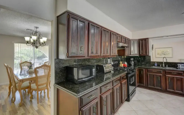 Luxurious 4BR House with Large Pool Near Strip
