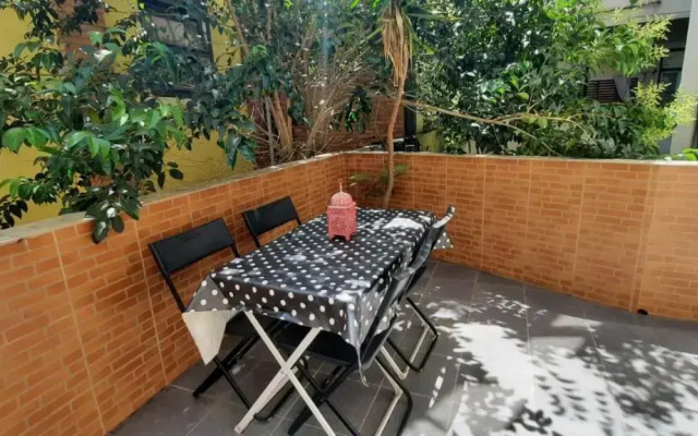 Sunny Terrace Apt, Close to Downtown! 2 Bedroom Flat