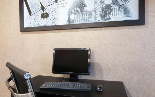 Super 8 by Wyndham Salina I-70