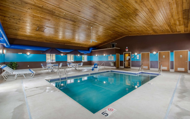 Motel 6 Baraboo, WI - Lake Delton