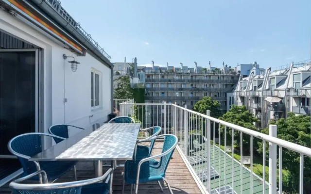 Vienna Roof Top Apartment with Terrace, Parking and AC