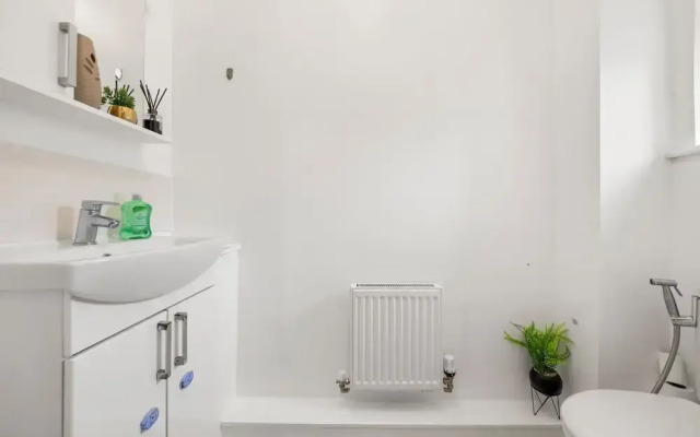 Charming 3 Bedroom House in Reading