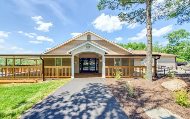 Golf, Ski + Fish: Cabin w/ Deck in Tobyhanna!