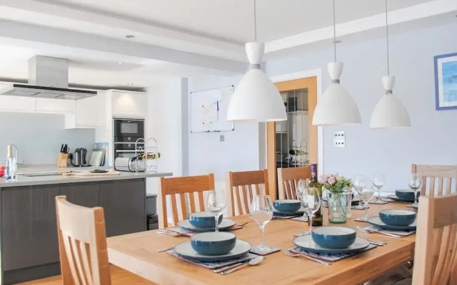 3 Hamstone Court