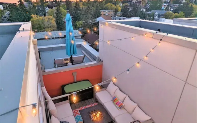 Monki Di Executive Suites - GLAS - Luxury Inner City Home 3 min to Downtown w Private Rooftop Patio Fireplace