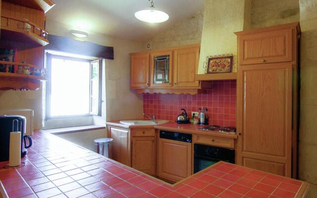 Luxorious Mansion in Saint-Preuil with Sauna