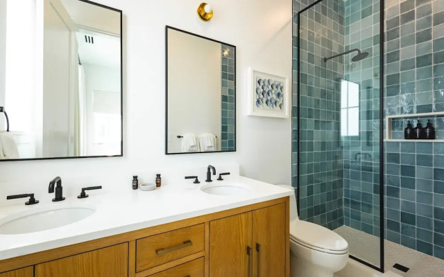 New Waterfront Home - Dreamside House