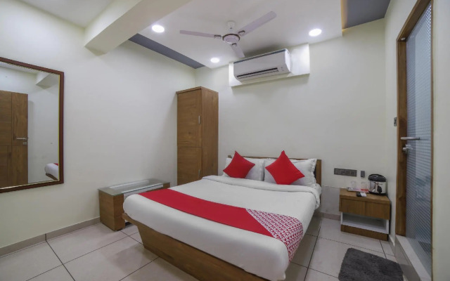 OYO 66877 Hotel VM Palace