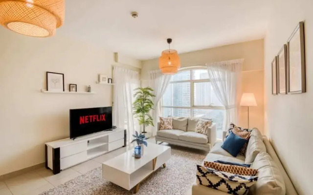 Relaxing, Chic Apartment in The Views