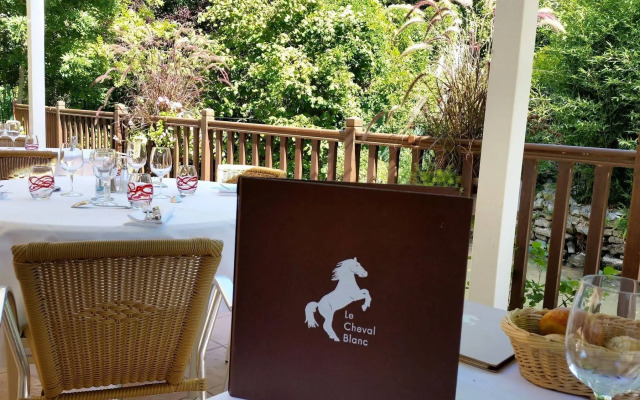 Logis Le Cheval Blanc et Clovis