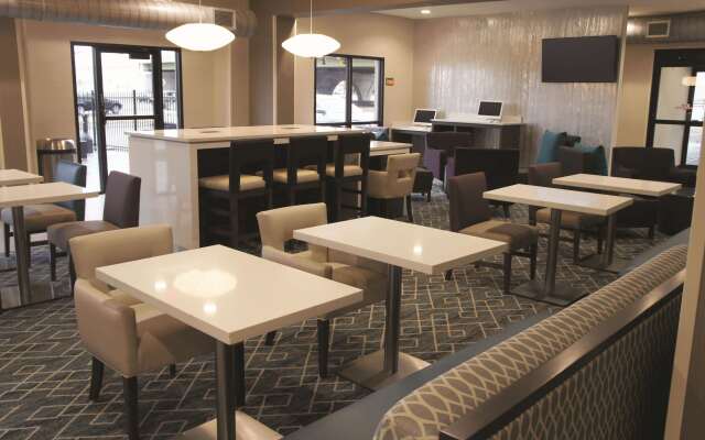 La Quinta Inn & Suites by Wyndham Wichita Airport